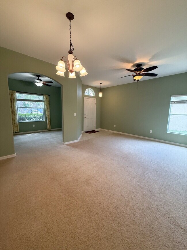 Building Photo - Great opportunity to rent in the gated com...