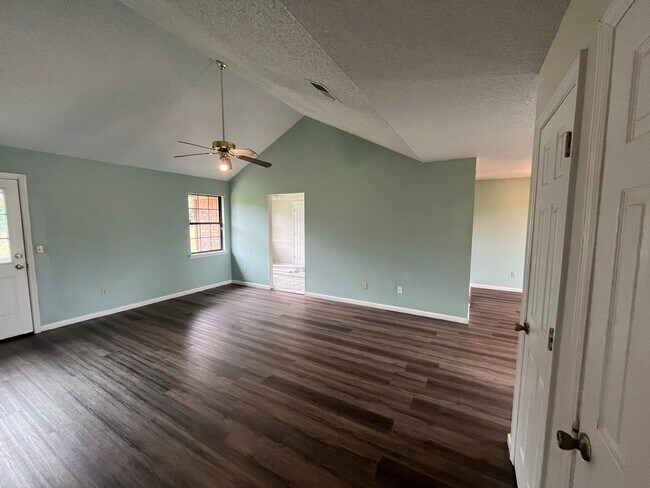 Building Photo - 907 Primrose Ln