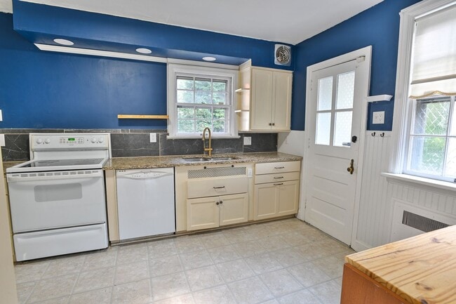 Building Photo - Beautiful Single Family in Bellevue Park