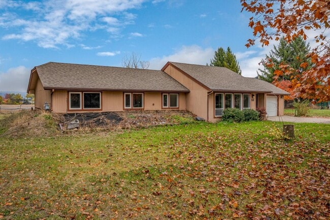 Building Photo - Farmhouse 3 bed 2 bath with 4.9 acres