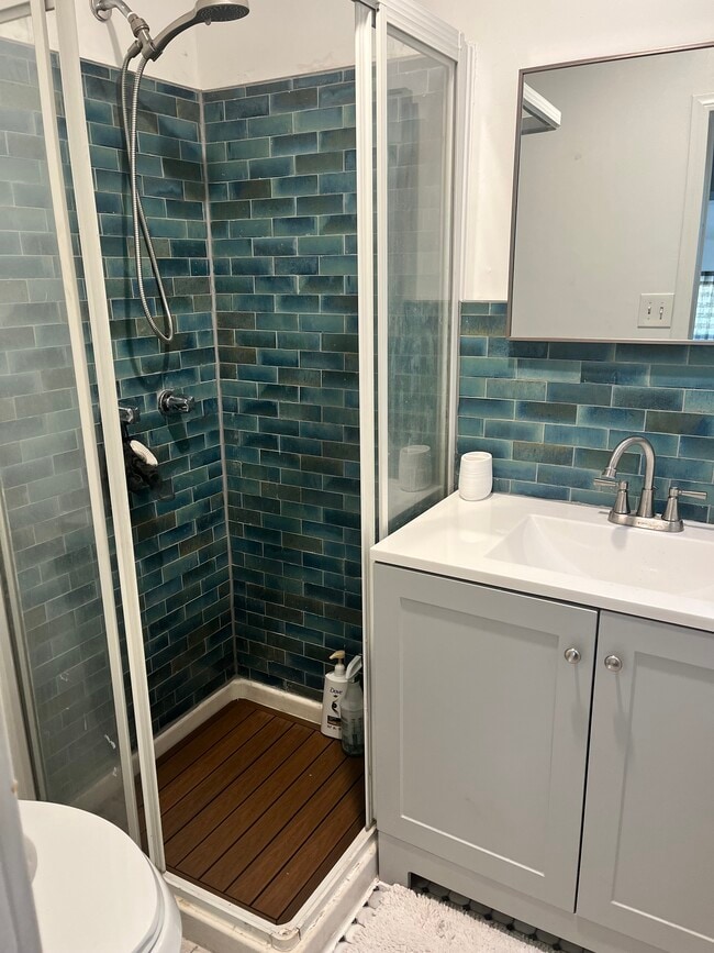 bathroom - 1423 Bellevue Ave