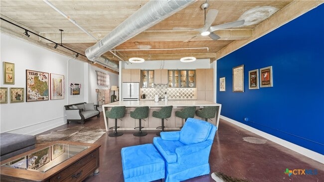 Building Photo - 222 Losoya St