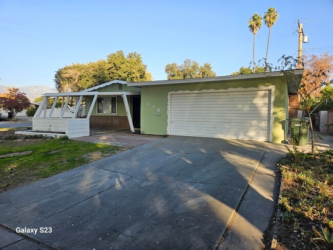 Building Photo - Great 4 bedroom, 2 bath home on large corn...