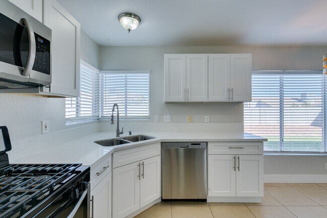 Foto del edificio - 4 BEDROOM, UPDATED SINGLE STORY HOME, NO HOA
