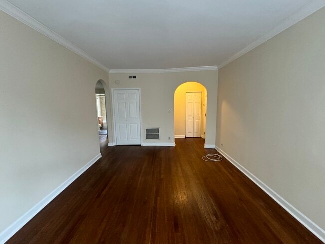 Building Photo - 2440 N Hamlin Ave