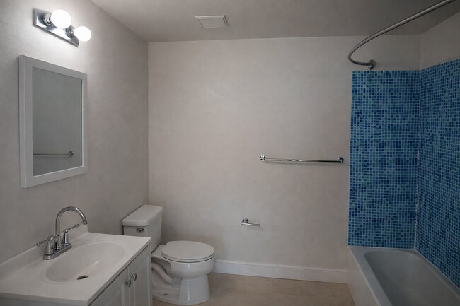 Building Photo - BGG 8415