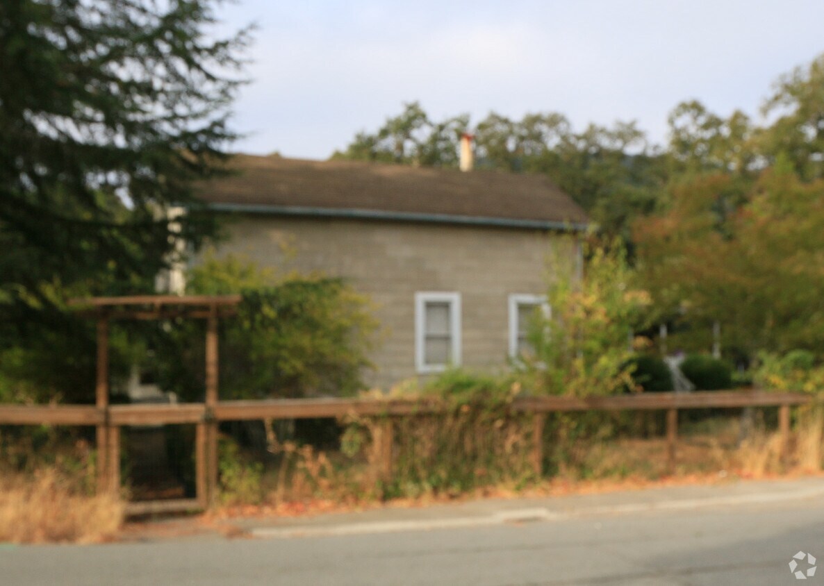 Primary Photo - 11 Olema Rd
