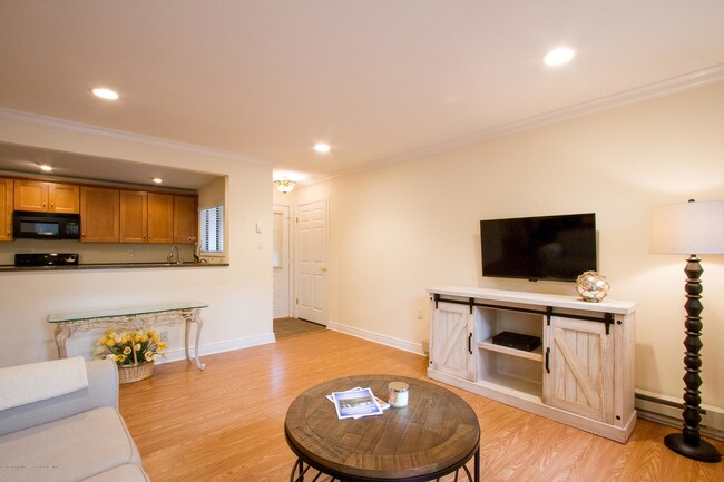 Foto del edificio - 120 Lexington Ct