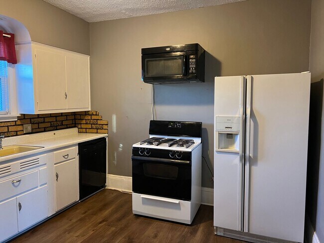 Building Photo - Attractive 2BR home in Bloomington. Centra...