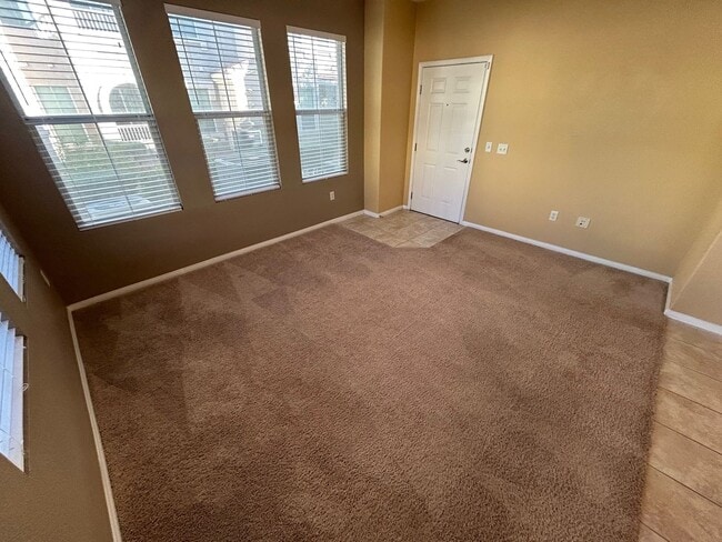 Building Photo - EASY LIVING IN THE NORTHWEST WITH BRIGHT C...