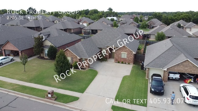 Building Photo - 2705 SE 39th St