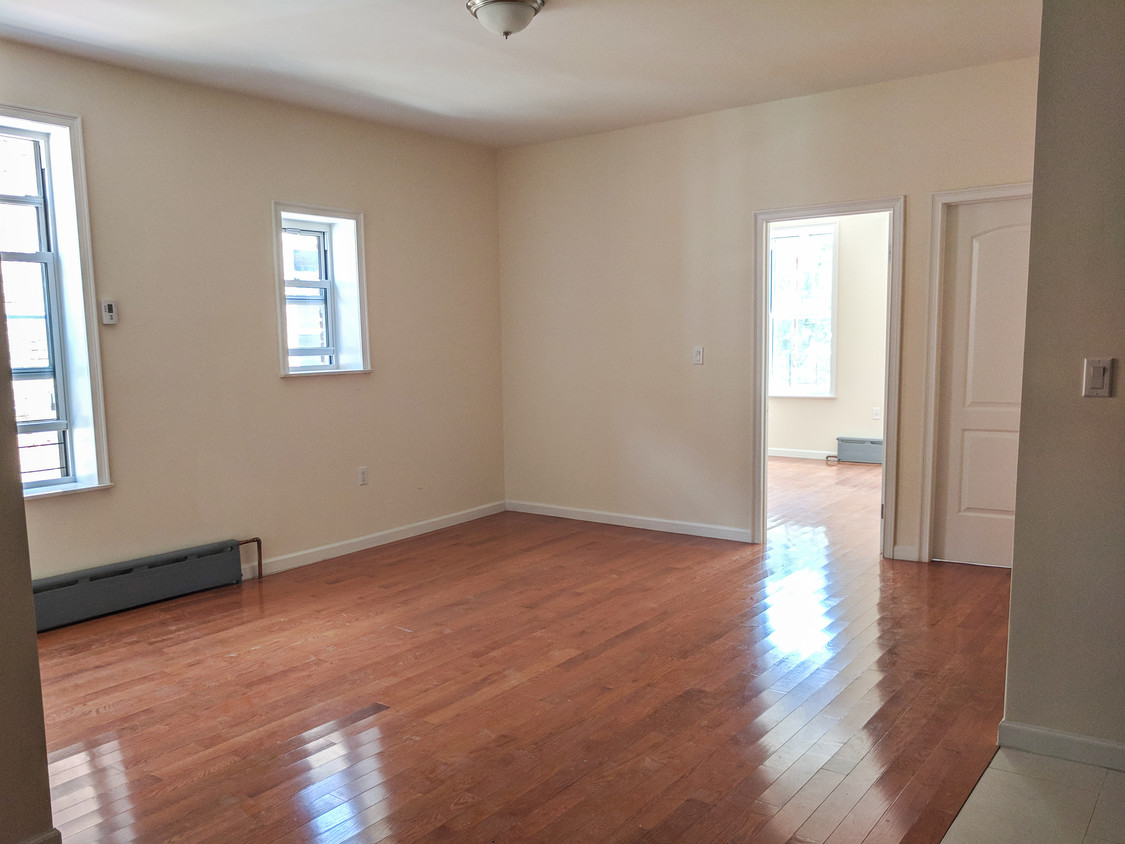 Living/Dining Area - 1610 Avenue R