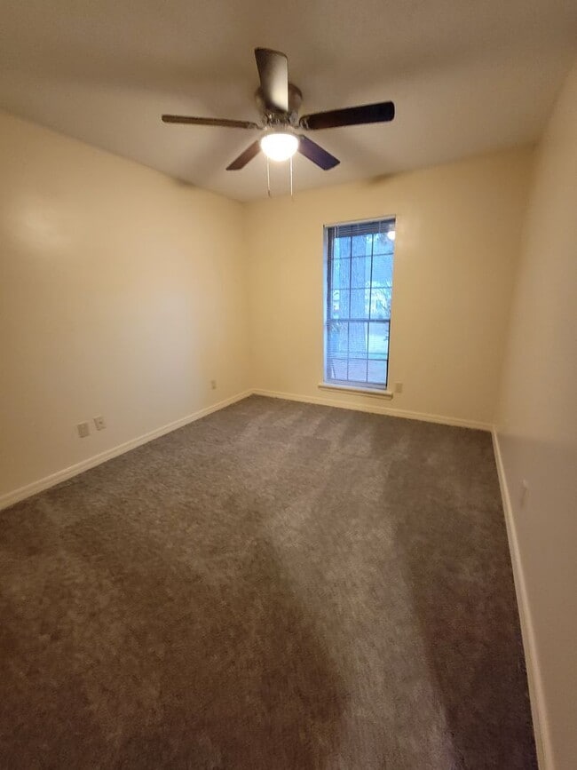 Building Photo - 3 bedroom 2 bathroom