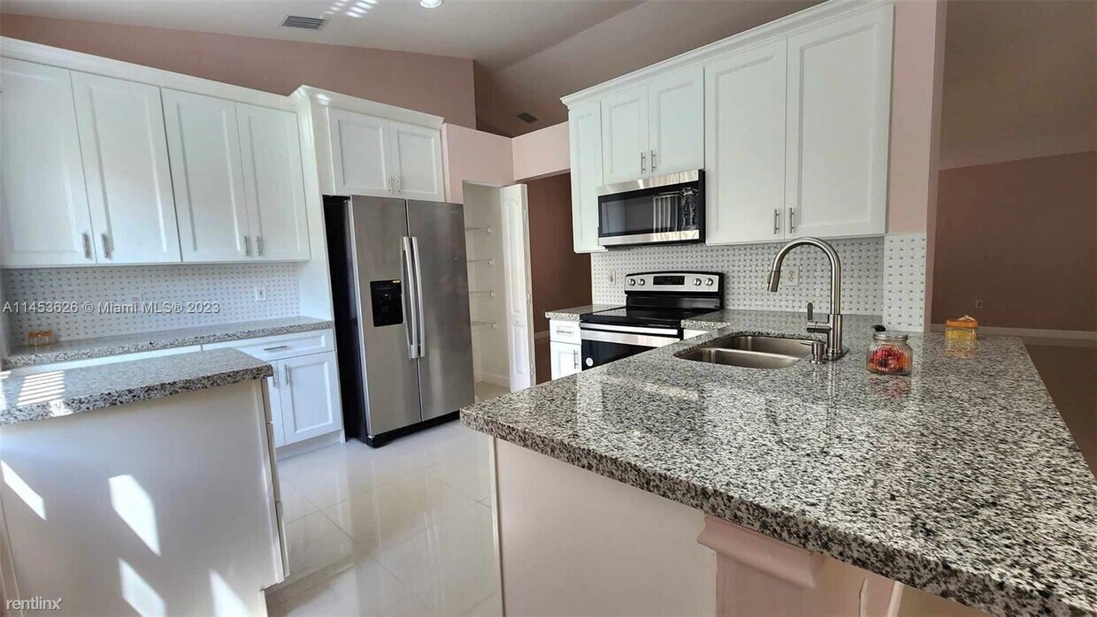 Foto principal - 3 br, 2 bath House - 4801 SW 153rd Ter