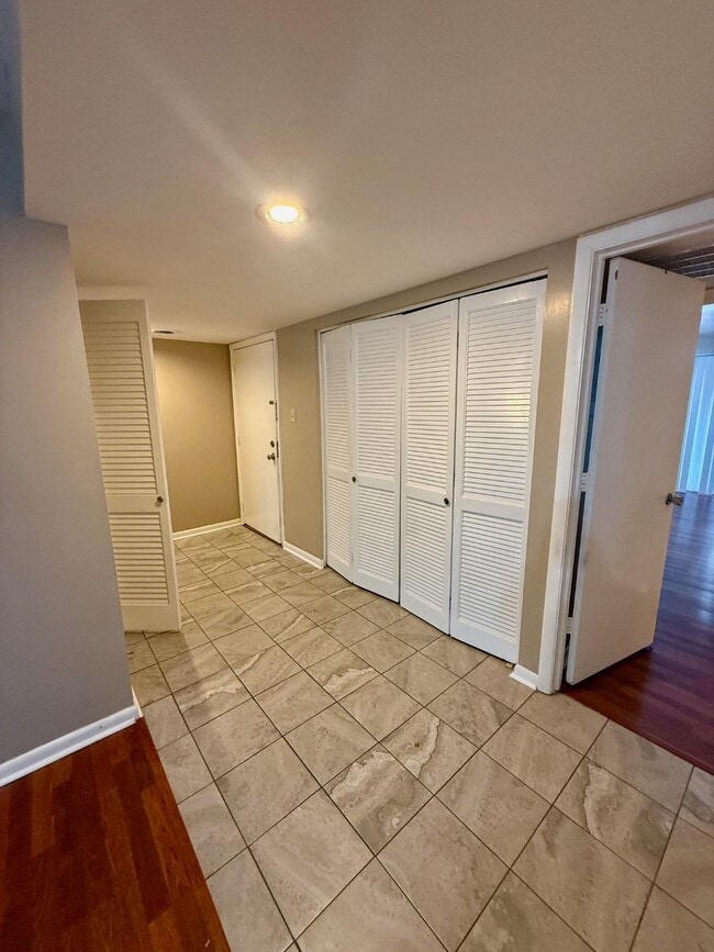 Building Photo - 750 Shaker Dr