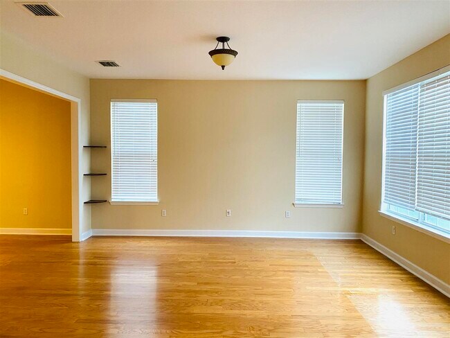 Building Photo - 2111 Fernleigh Dr