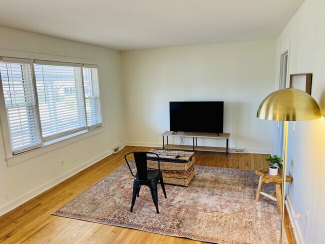 Building Photo - 1813 Alpine Dr