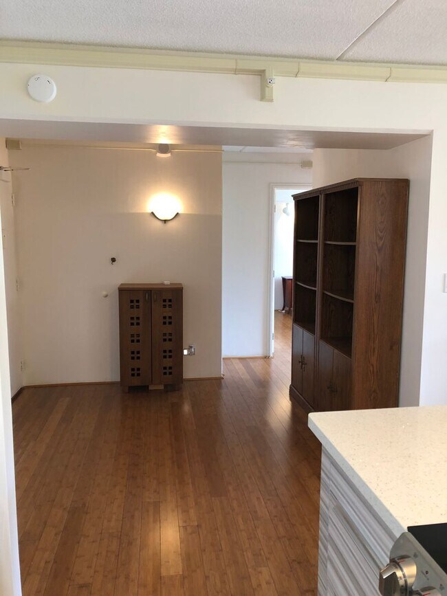 Foto del edificio - Furnished and Renovated 2 Bed 2 Bath 1 Parking at Marco Polo Apartments, Views and Amenities!!!