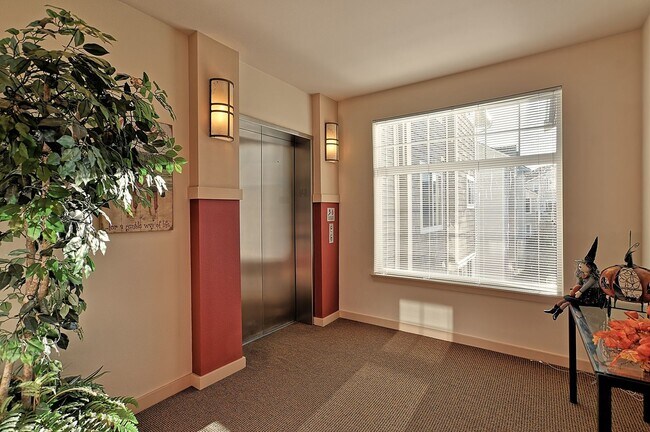 Foto del edificio - Mukilteo Golf Course View Condo – Modern C...