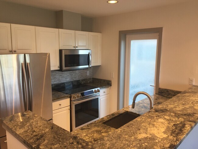 Building Photo - Gorgeous Queen Anne Condo w/ Panoramic Vie...
