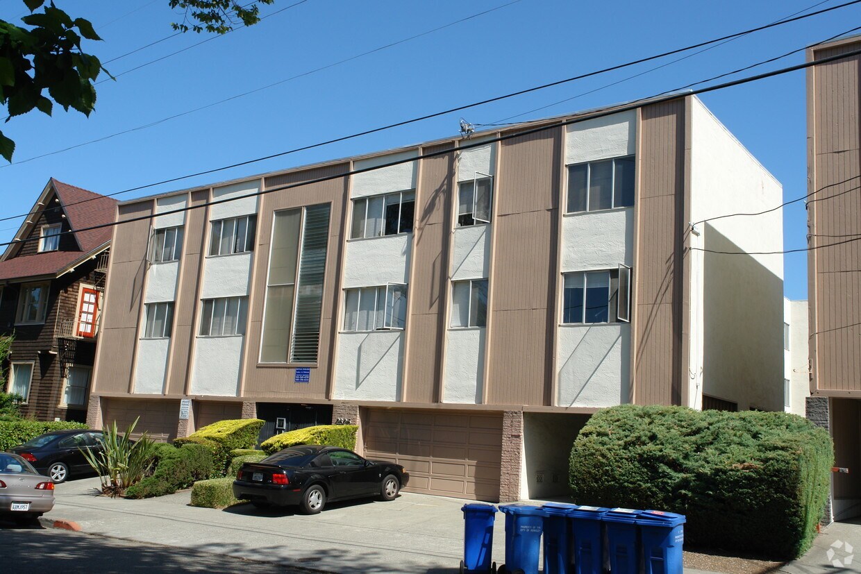 Building Photo - 2331 Blake St