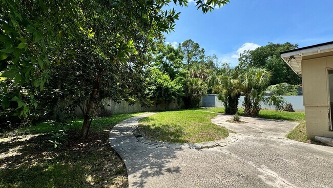 Building Photo - 3 Bed, 2 Bath Family Home Located on the Westside!