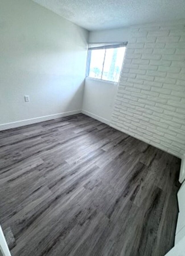 Building Photo - Condo in Youngtown!