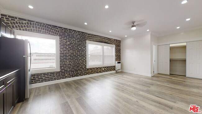 Building Photo - 738 S New Hampshire Ave