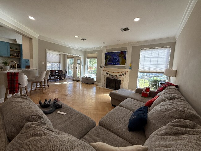 Foto del edificio - 4010 Crestwood Dr