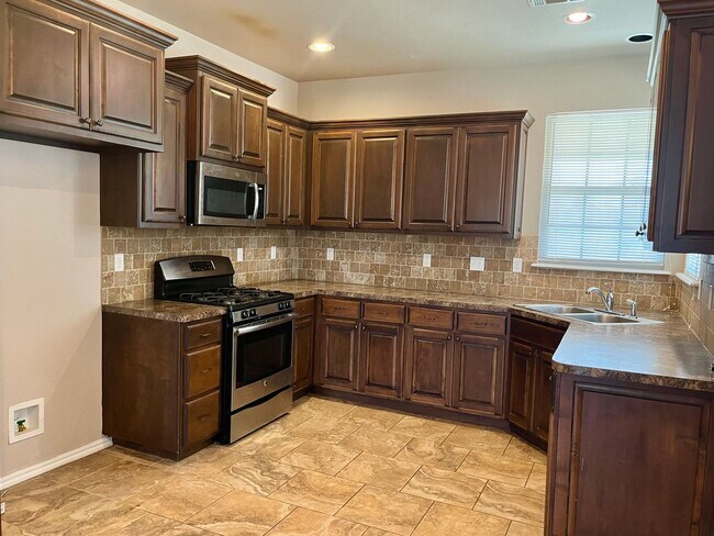 Building Photo - Gorgeous 3 Bed, 2.5 Bath in Surrey Hills