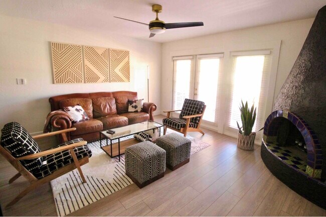 Living room - 6150 N Scottsdale Rd