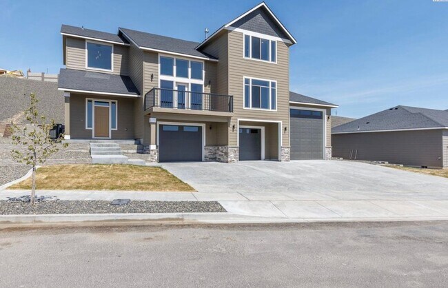 Building Photo - Luxury 4 Bedroom Home in Southridge w/4 ca...