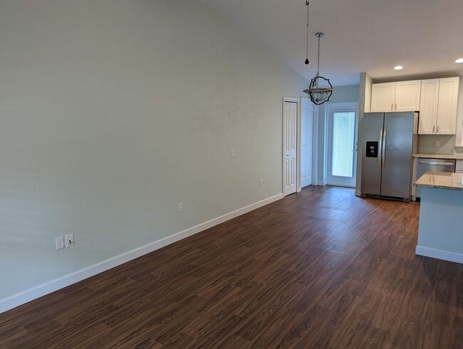 Building Photo - Beautiful Newer Home with 3 bedroom and 2 ...
