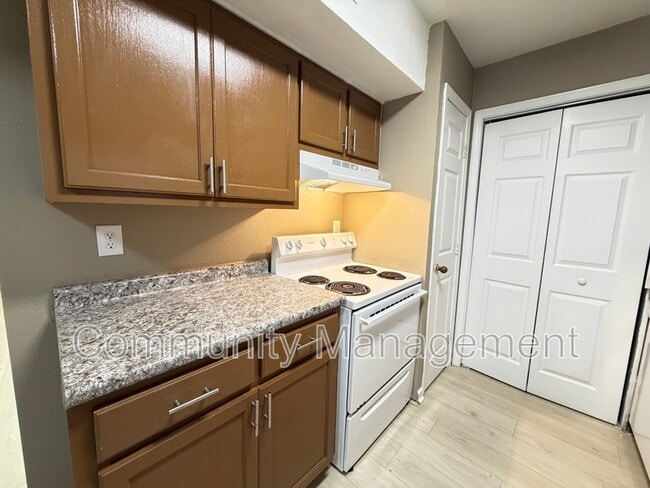 Foto del edificio - 2150 N Sherwood Forest Dr