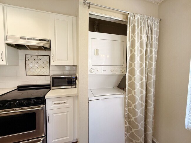 Foto del edificio - Spacious Studio Unit in Eastlake w/ AC!