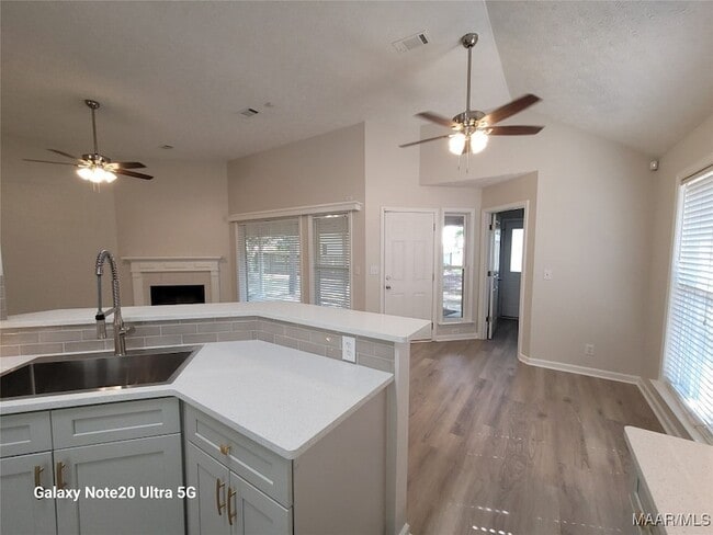 Foto del edificio - 6404 Deerwood Pl