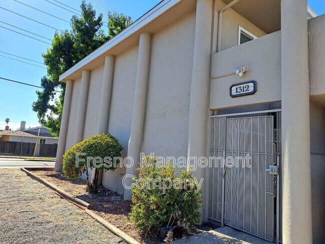 Foto del edificio - 1322 E. Bulldog Lane