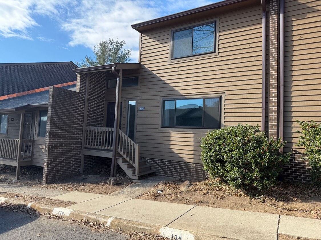 Photo - 114 Harvest Drive - Thoughtfully Upgraded Huntington Village Townhome!