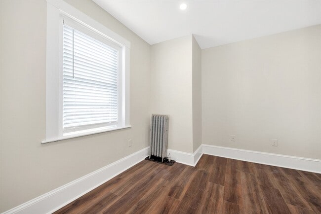 Building Photo - 105 School St