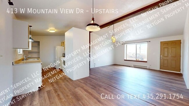 Building Photo - Pet friendly 3 bedroom Upstairs Apartment