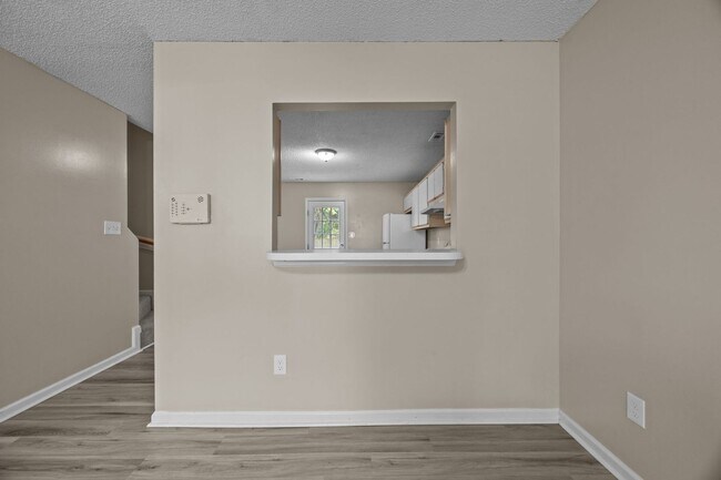 Building Photo - Welcome to Hunters Creek!