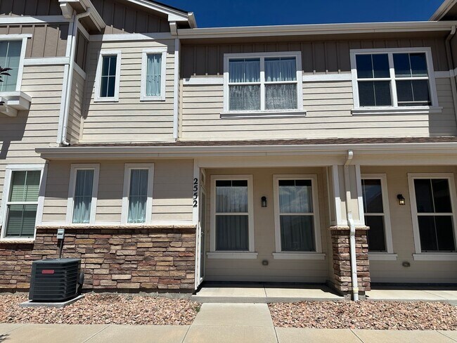 Foto del edificio - 2 Bed 3 Bath Townhouse with 2 Car Attached...