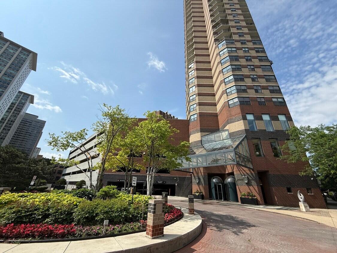 Foto principal - 3660 N Lake Shore Dr