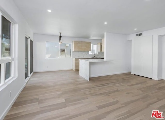 Building Photo - 560 Kings Rd