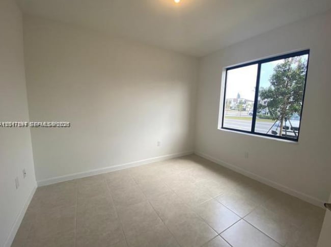 Building Photo - 575 NE 208th Ter