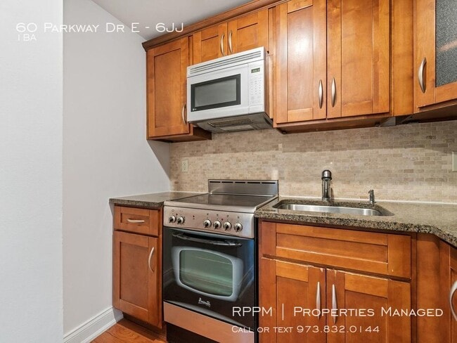 Building Photo - 60 Parkway Dr E - 6JJ - 1 full bath