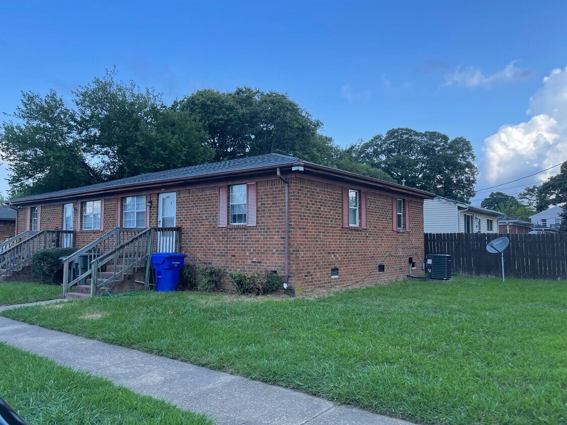 Primary Photo - Super cute corner lot Duplex apartment nea...