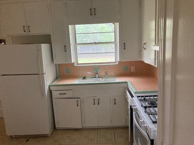 Kitchen - 1500 Alegria Rd