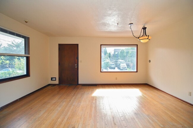 Building Photo - 11-17 NE 56th