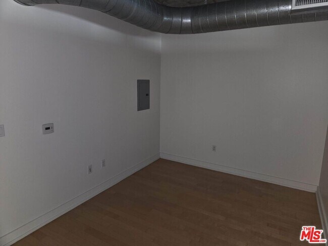 Foto del edificio - 645 W 9th St